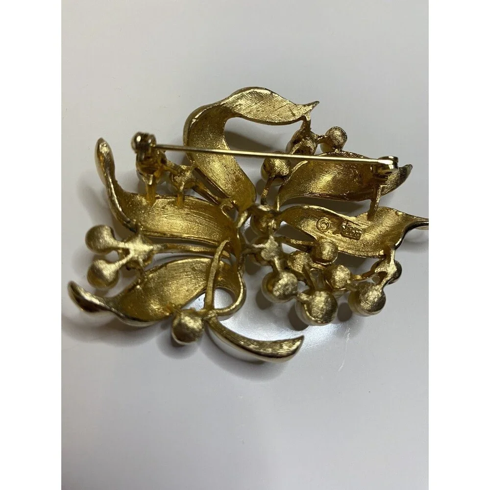 Vintage Signed CORO Goldtone Leaf Brooch with Faux Pearls